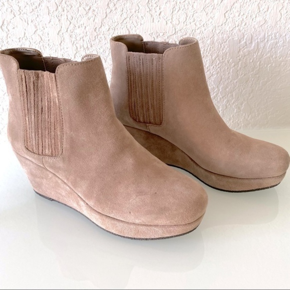 NWOB BCBGeneration tan suede wedge platform heel ankle boots Sz 9.5